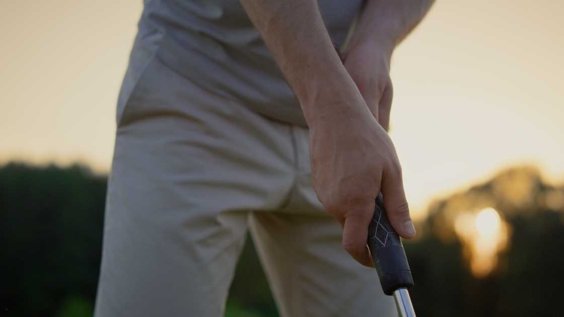 Step-by-Step Instructions on How to Grip a Putter for Consistent Strokes