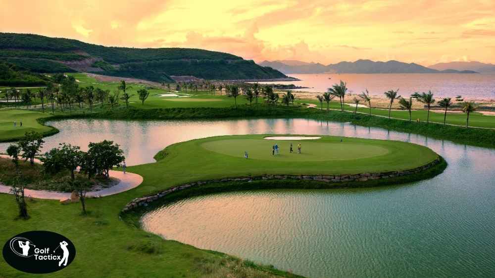 Key Factors to Decide When to Be Aggressive or Conservative in Golf